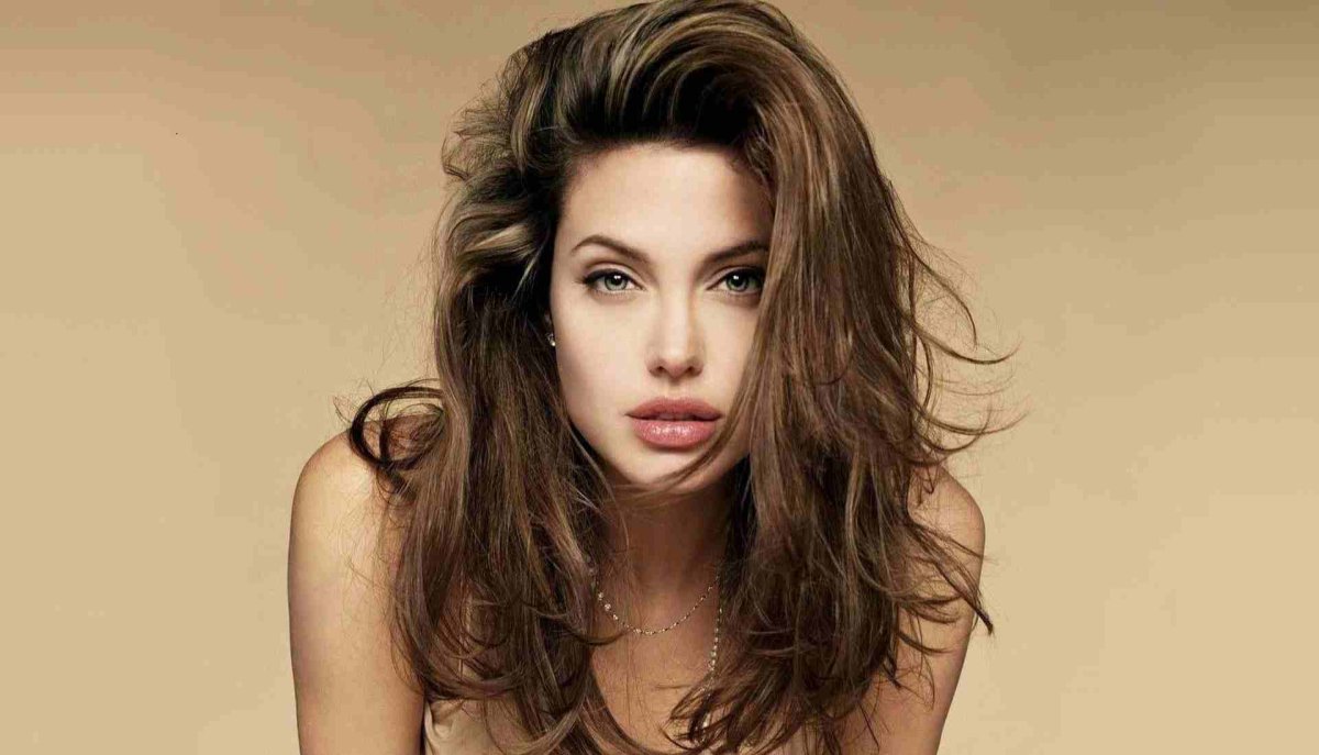 Angelina Jolie reveals mastectomy scars for cancer awareness