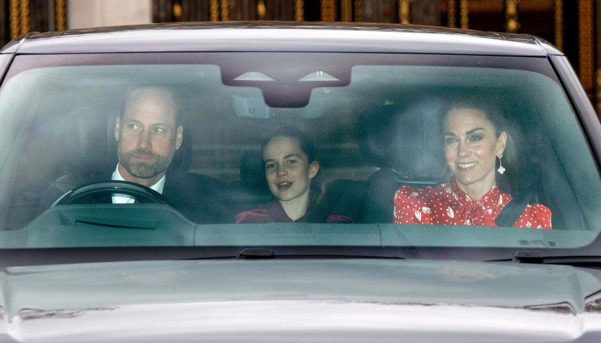 Prince William drives Kate Middleton, and kids to Buckingham Palace for Christmas feast