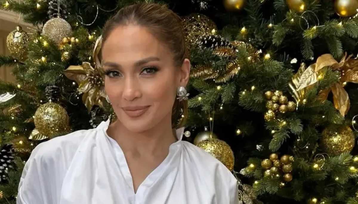 Jennifer Lopez sparks photo shop allegations with viral Christmas selfie