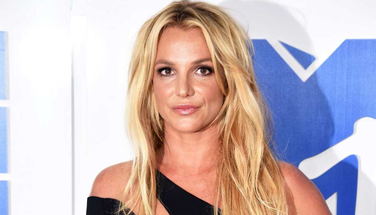Britney Spears puts family feud on hold to celebrate Christmas with son 