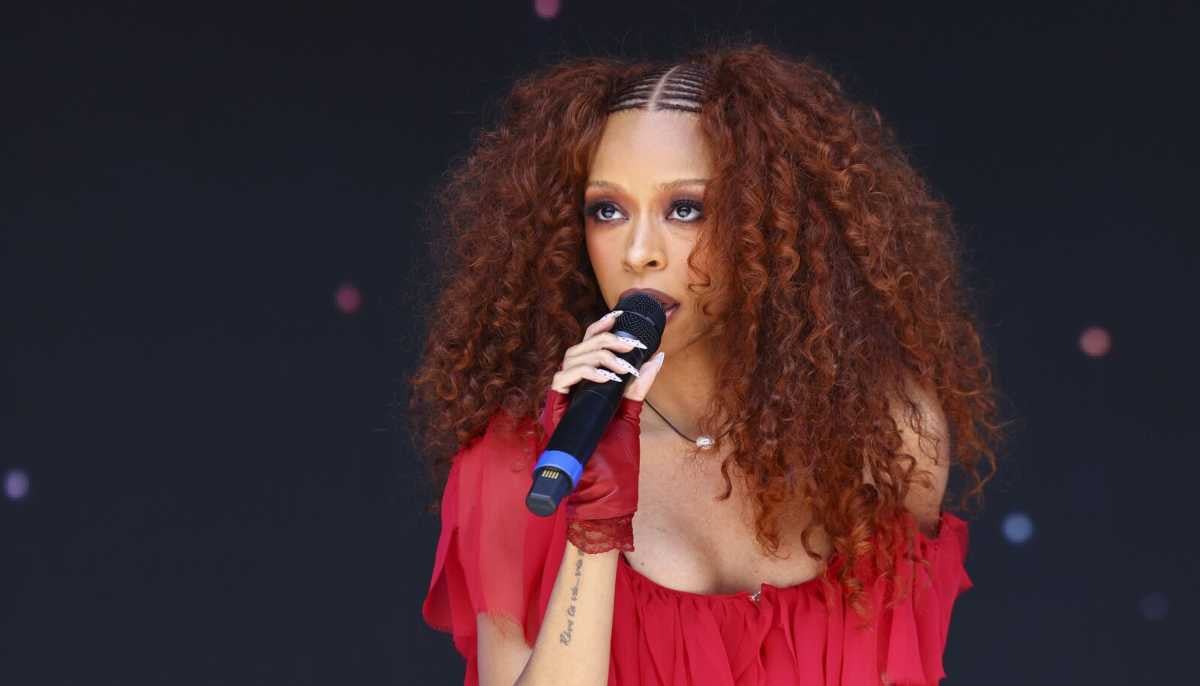 Ravyn Lenae delivers flawless rendition of 'Love Me Not' at benefit concert