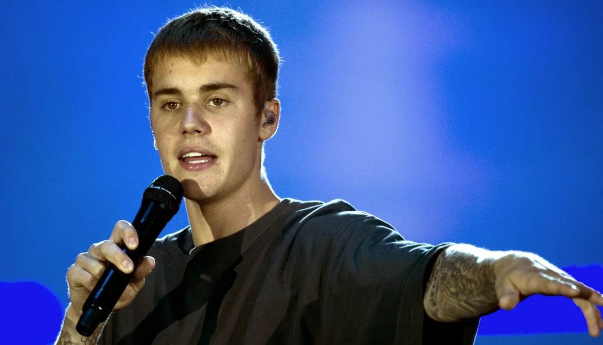 Justin Bieber wins hearts with 'random' performance at showroom store