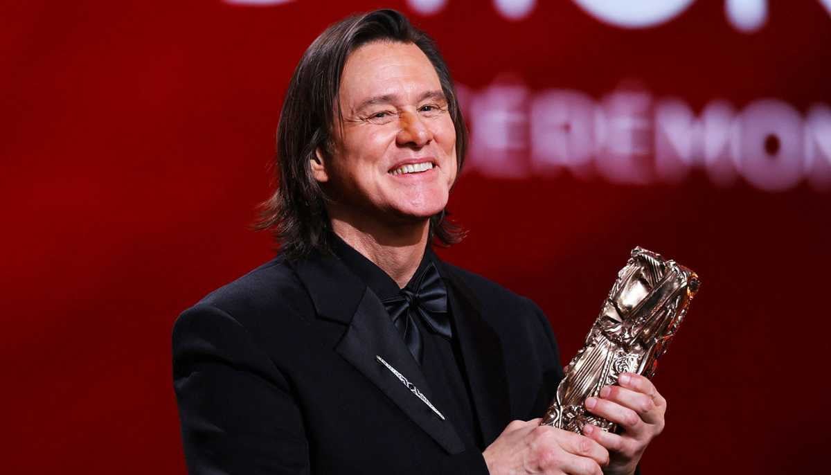 Jim Carrey shows off new skill at Cesar Awards