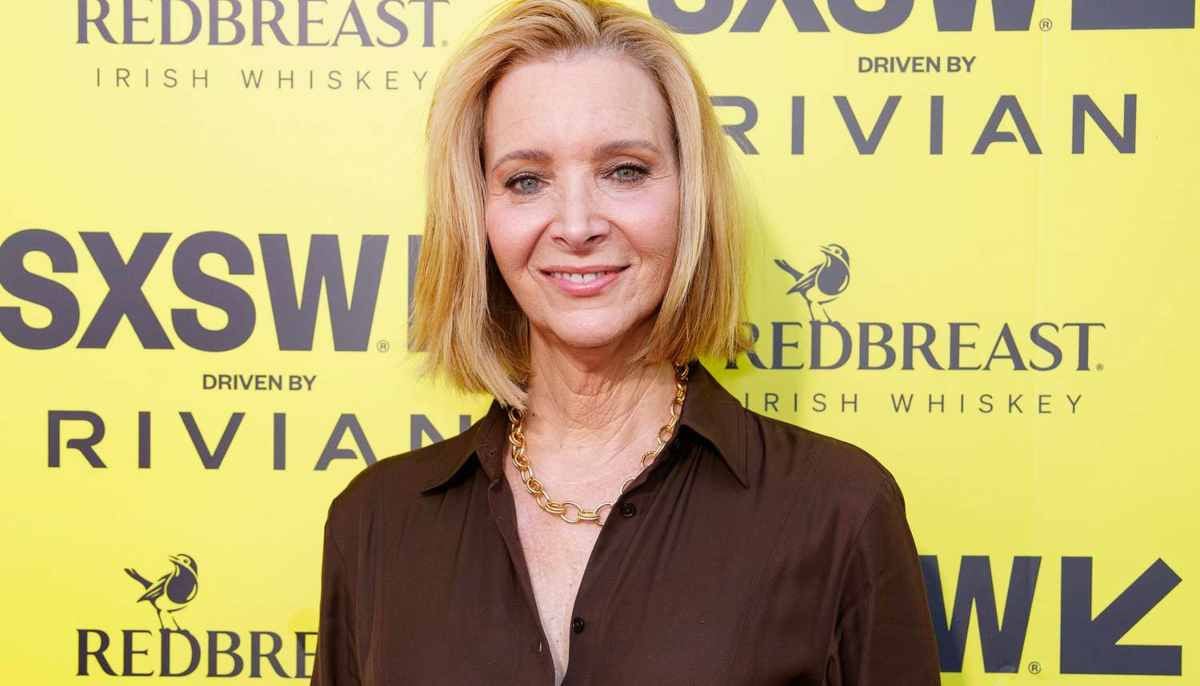 Lisa Kudrow sparks confusion after cosy moment with ‘mystery man’