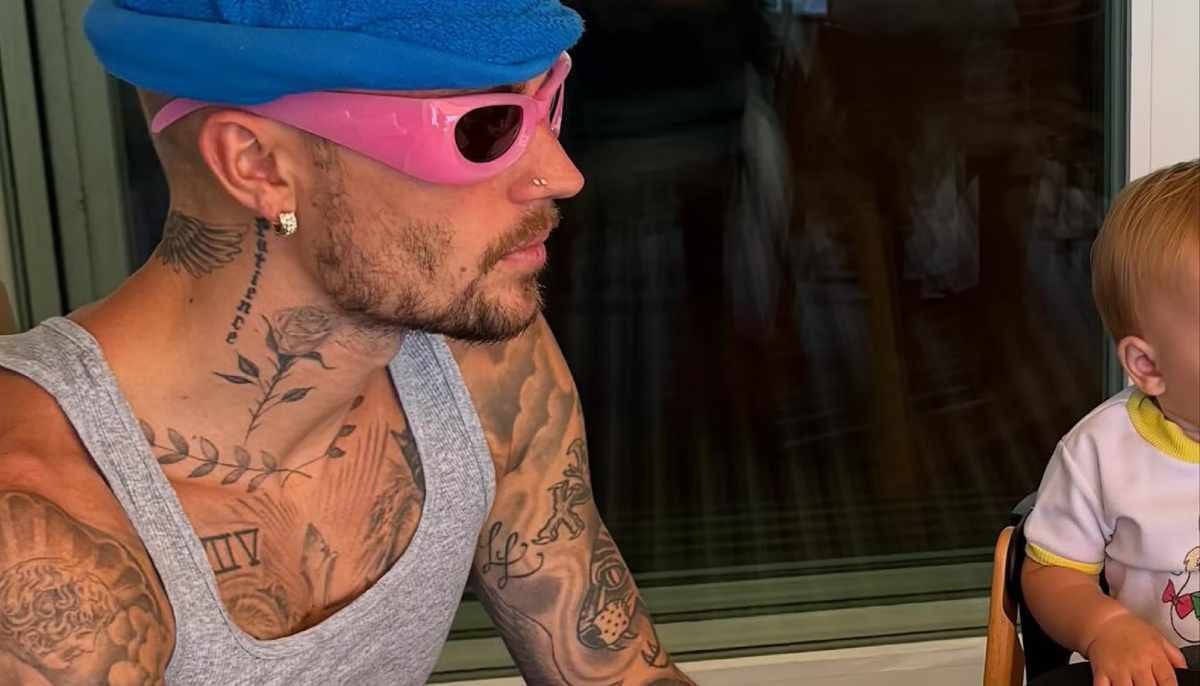 Justin Bieber fans finally get to see Jack Blues during performance