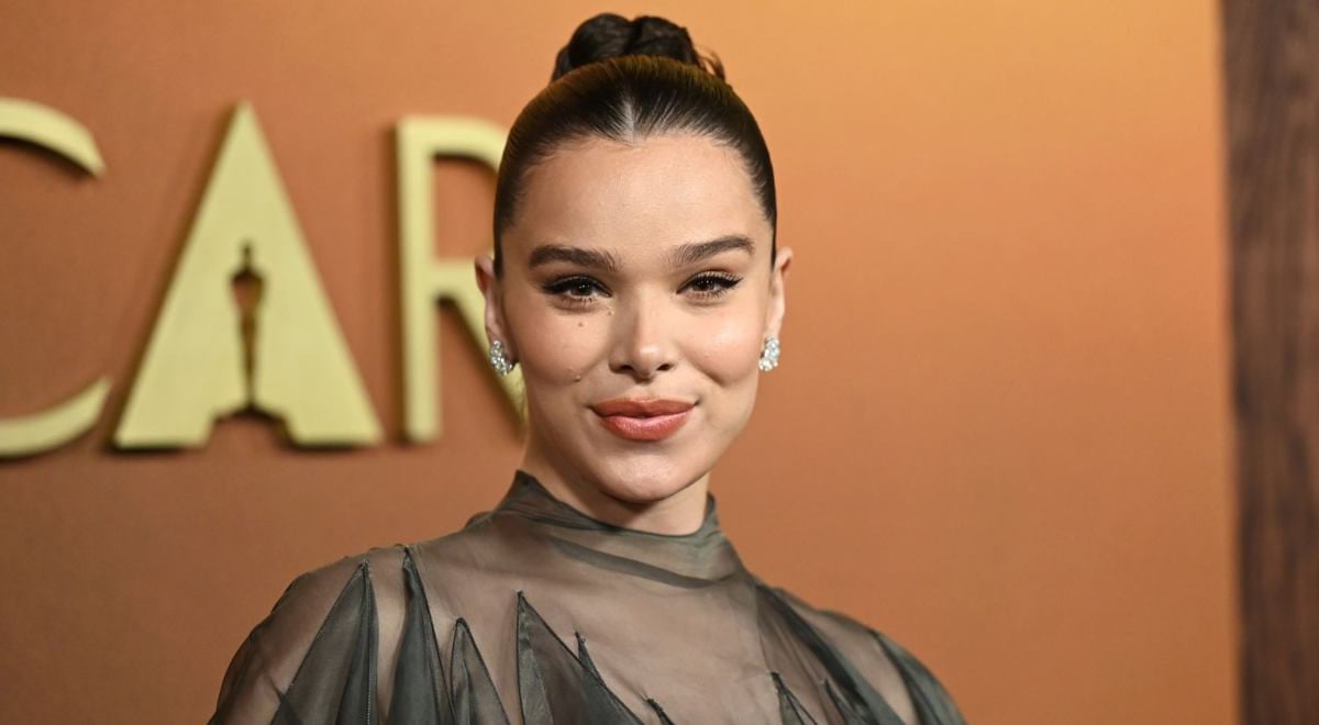 Hailee Steinfeld breaks her own rules for adorable pups