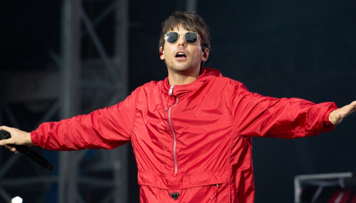 Louis Tomlinson urges fans to respect boundaries after inappropriate incident