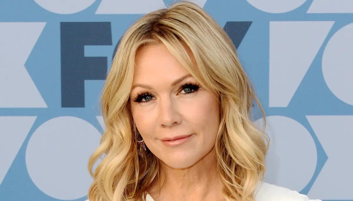 Jennie Garth reflects on plastic surgery at 24: Source