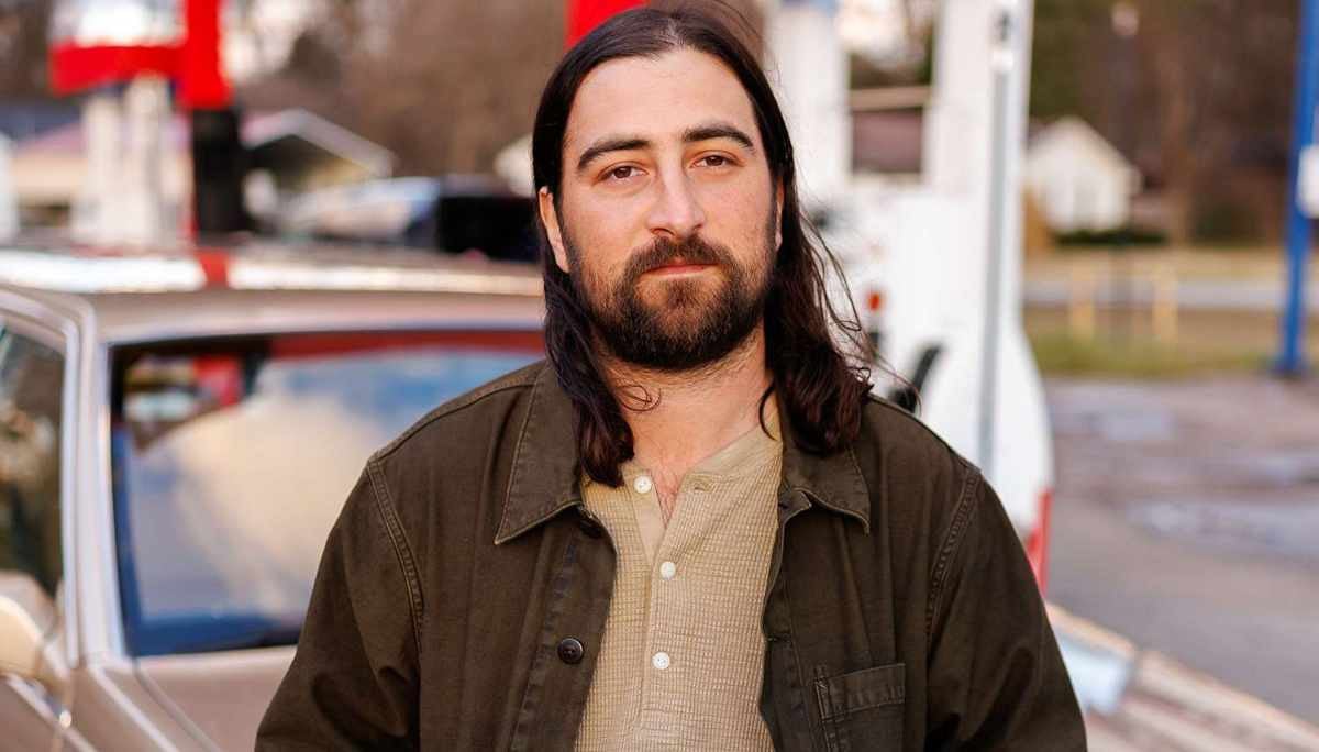 Noah Kahan lives double life in 'Hannah Montana' mode