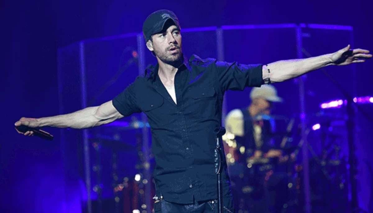 Enrique Iglesias’ female fan encounter sparks online buzz