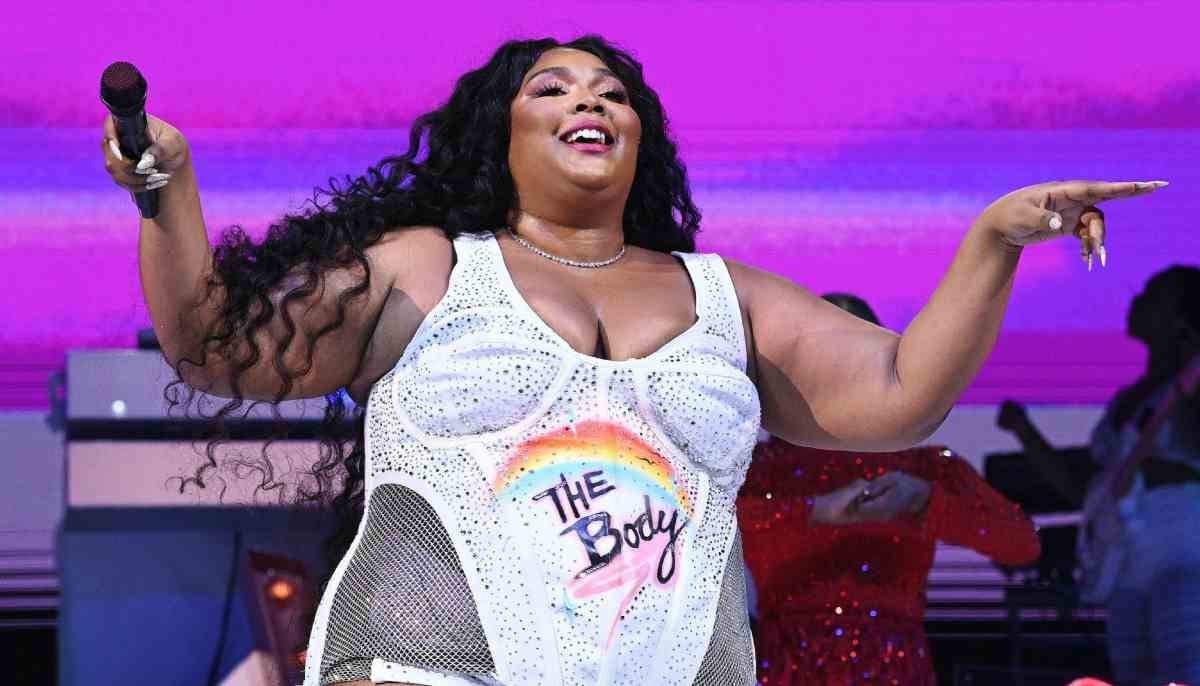 Lizzo gets disrespected by paparazzi at amfAR Gala