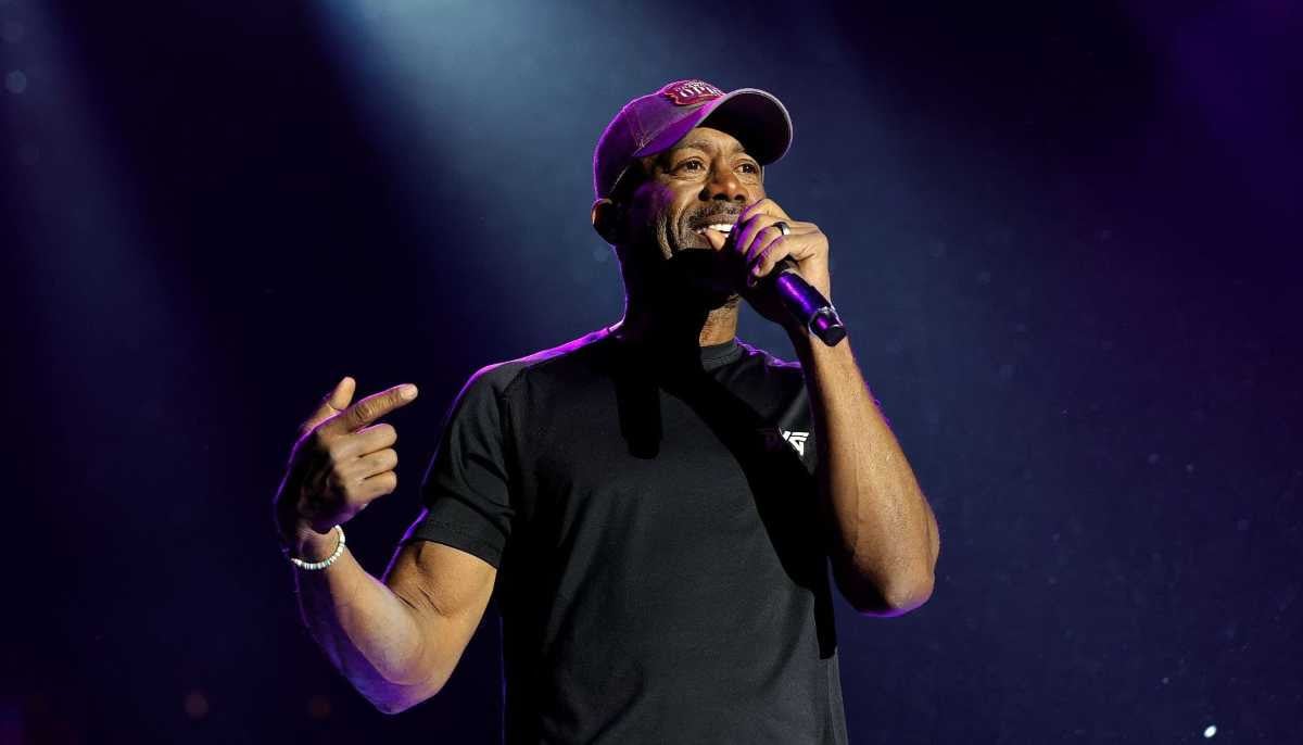  Darius Rucker dedicates AMAS speech to those serving in military