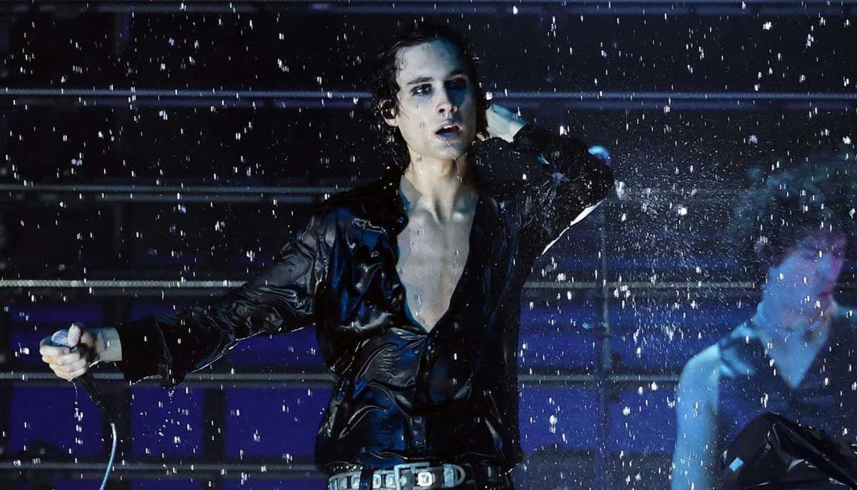 Sombr wins big, thrills with rainy performance at AMAs