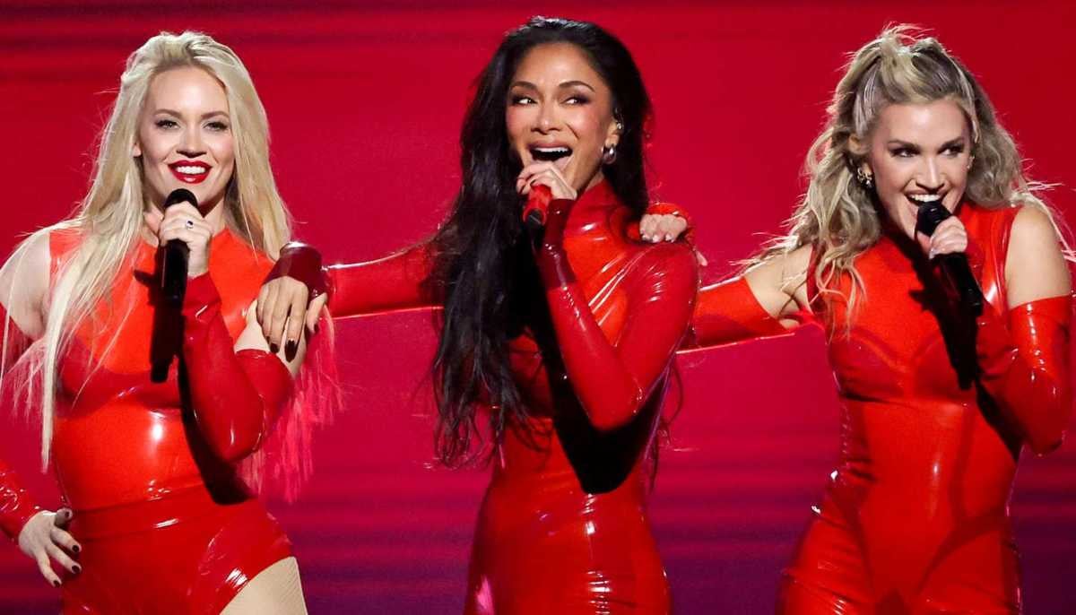 Pussycat Dolls storm AMAs stage with explosive return