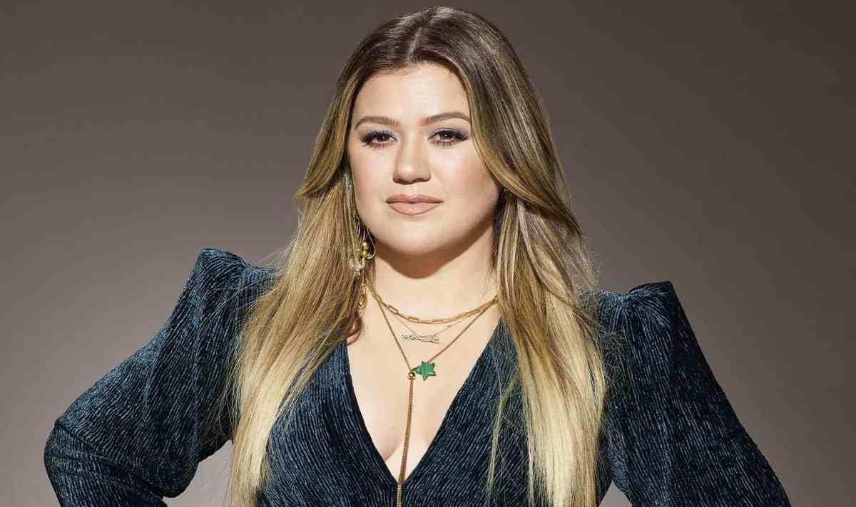 Kelly Clarkson pauses show after emotional guest tribute
