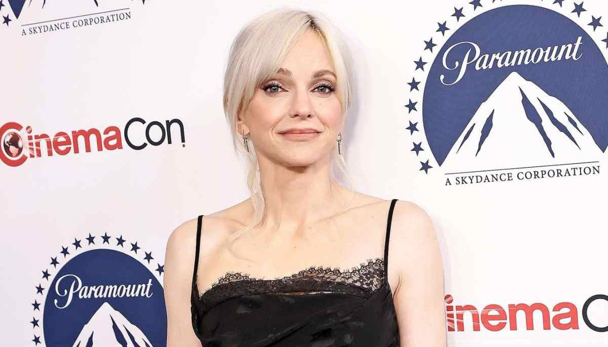 Anna Faris makes emotional entrance with surprise guest at premiere