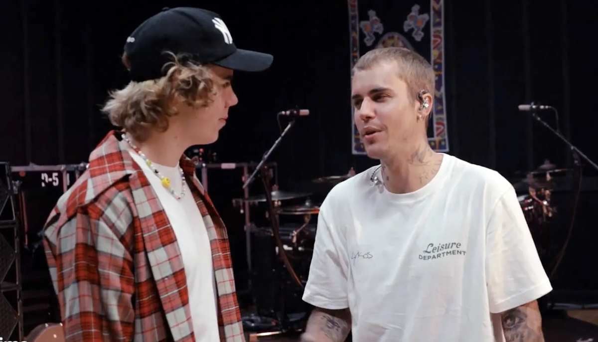 Justin Bieber joins Kid Laroi performance on 'STAY' along with wife Hailey