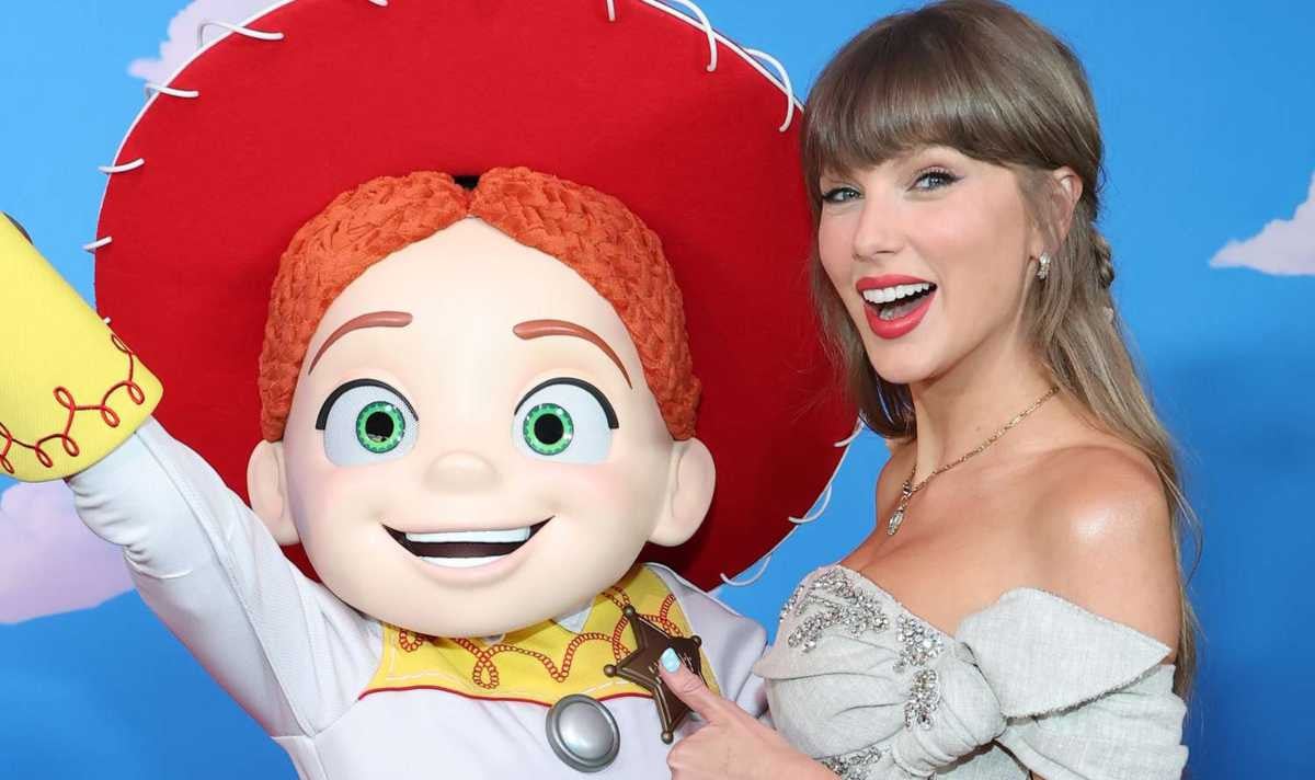Taylor Swift makes fashion statement at 'Toy Story 5' premiere