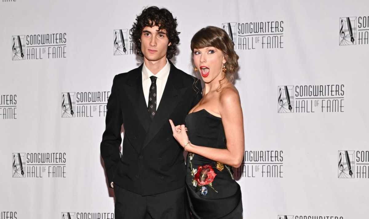 Taylor Swift’s co-sign for Sombr breaks the internet at Hall of Fame 2026