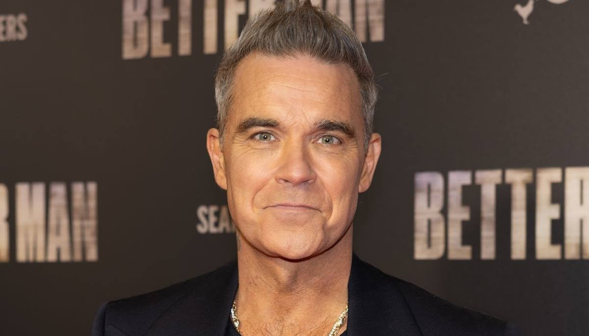 Robbie Williams leaves fans speechless with surprise performance
