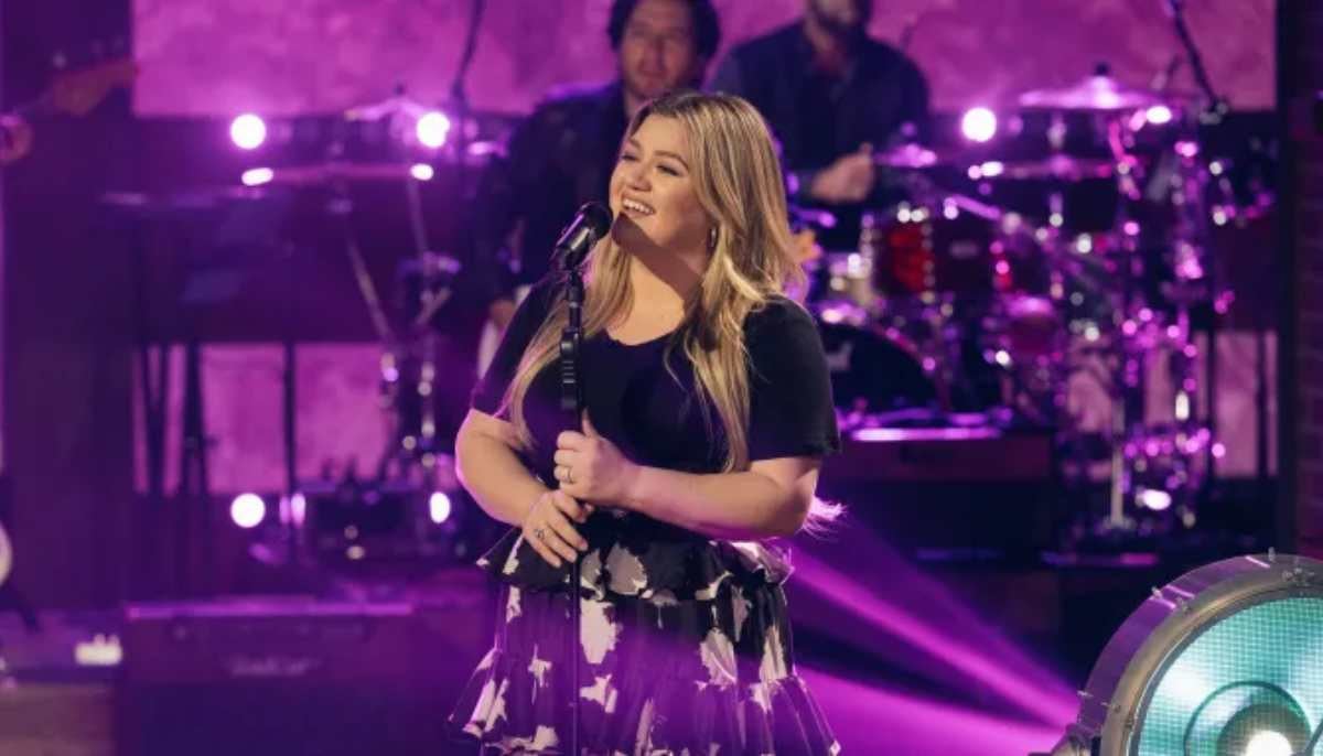 Kelly Clarkson opens up about unexpected experience on stage
