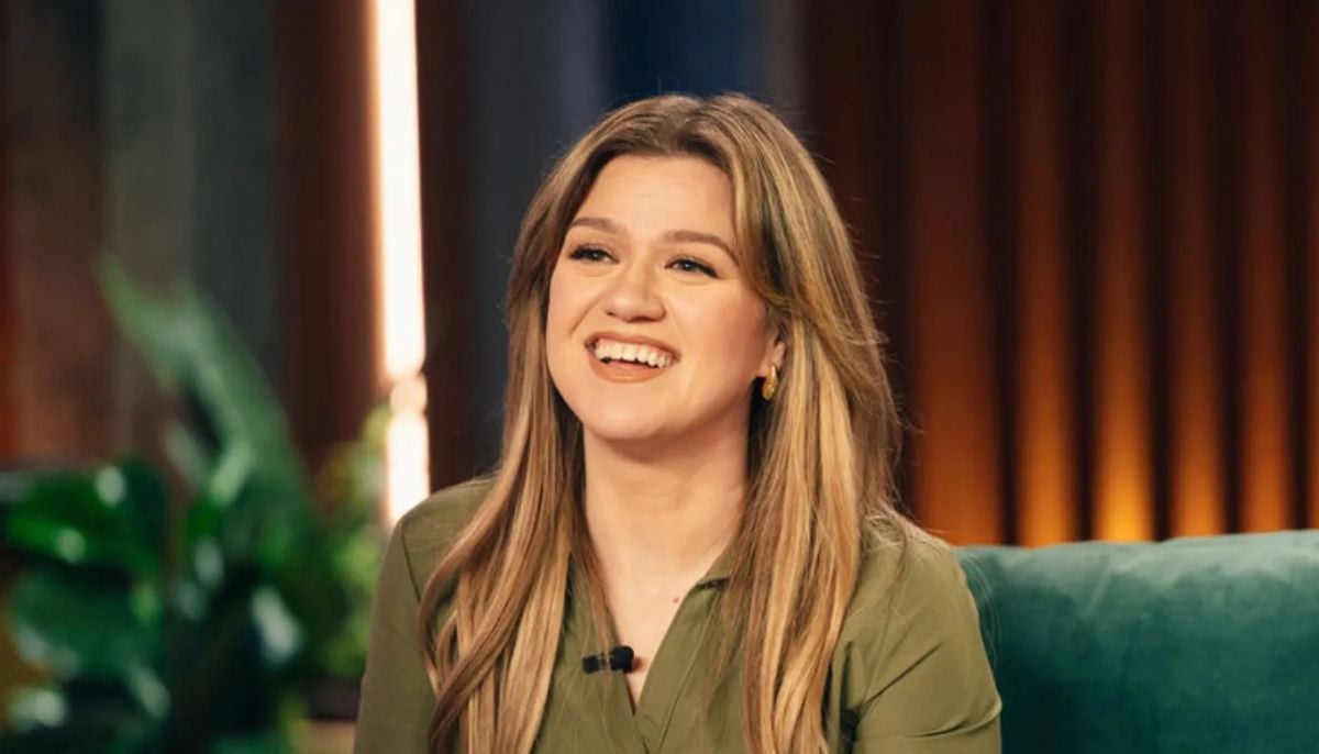 Kelly Clarkson leaves fans stunned with candid bathroom confession