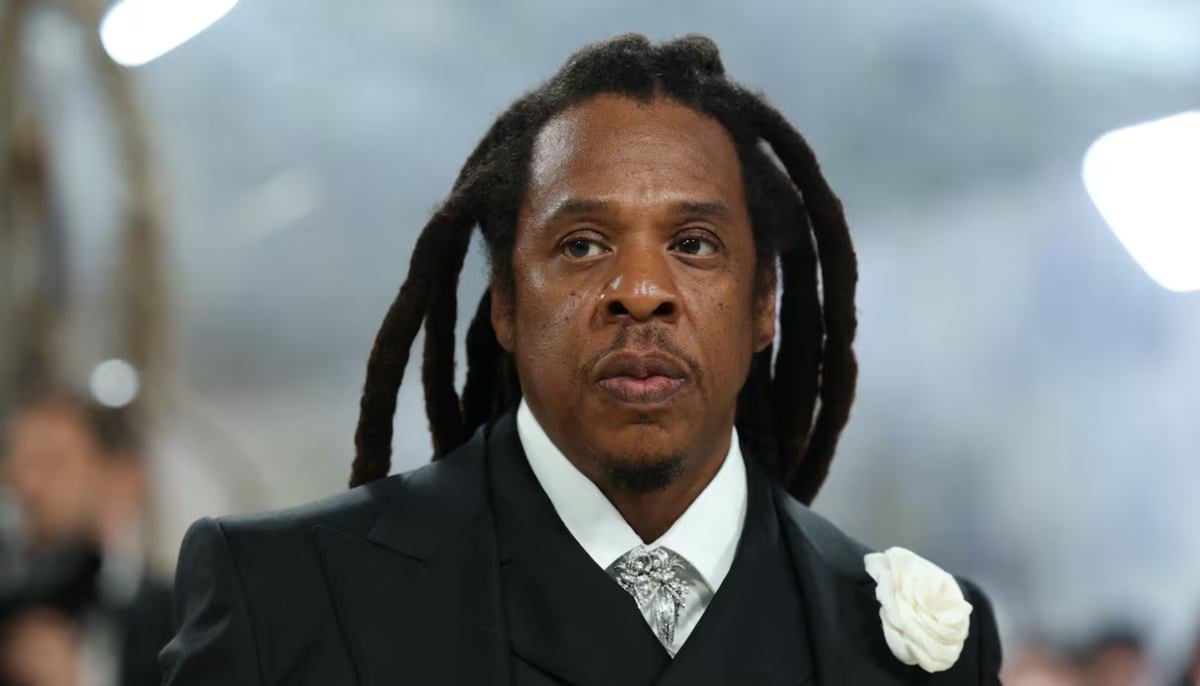 Jay Z raises eyebrows with new style in recent picture