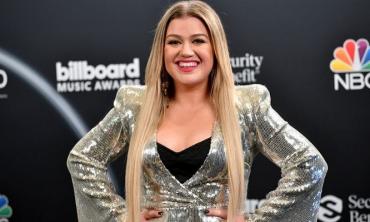 Kelly Clarkson tears up as 'The Voice' contestant covers 'Already Gone' amidst divorce