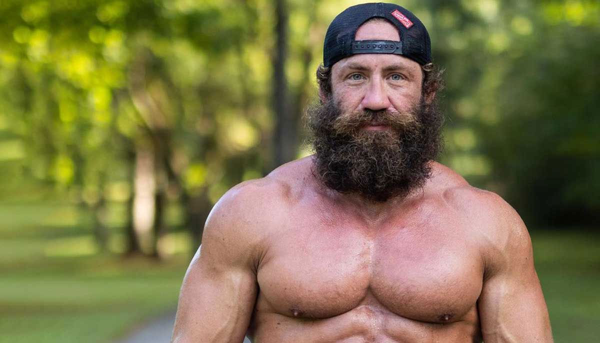 Liver King shouts at the gates of Buckingham Palace "I'm here" The