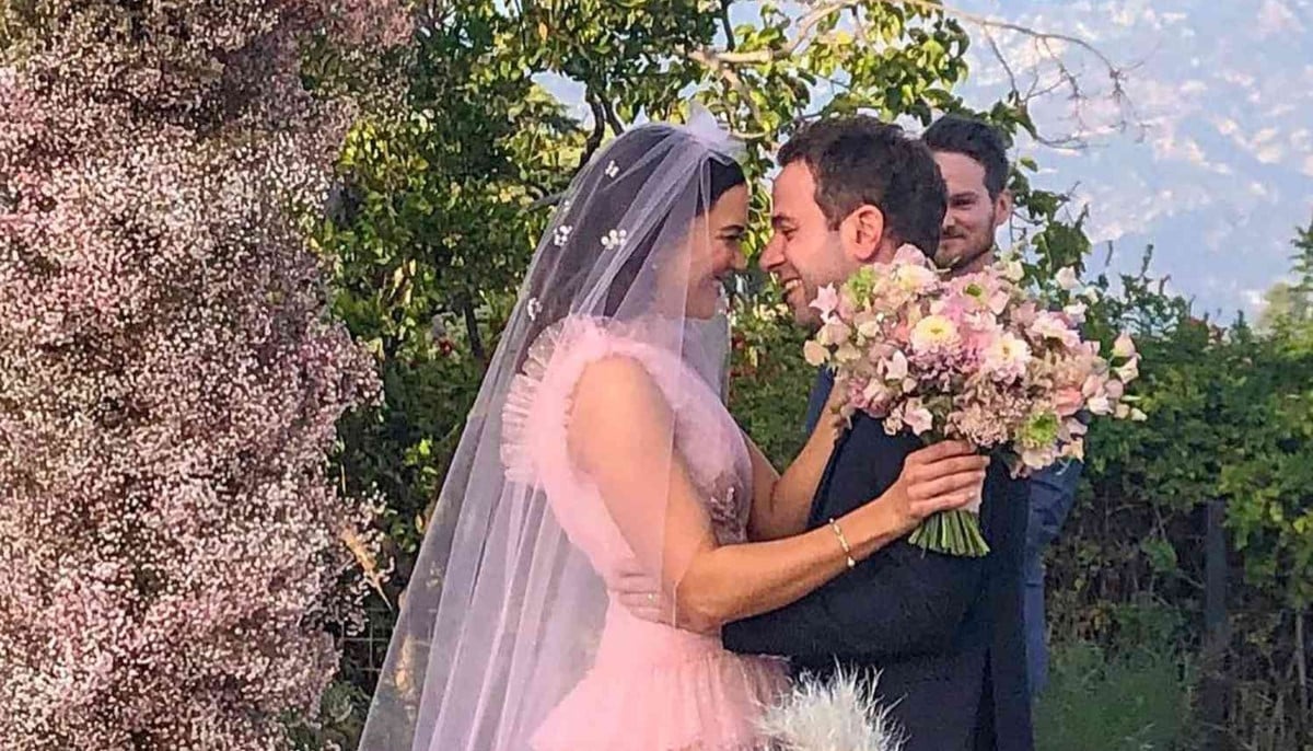 Mandy Moore with husband Taylor Goldsmith celebrates 4 years of marriage(01)