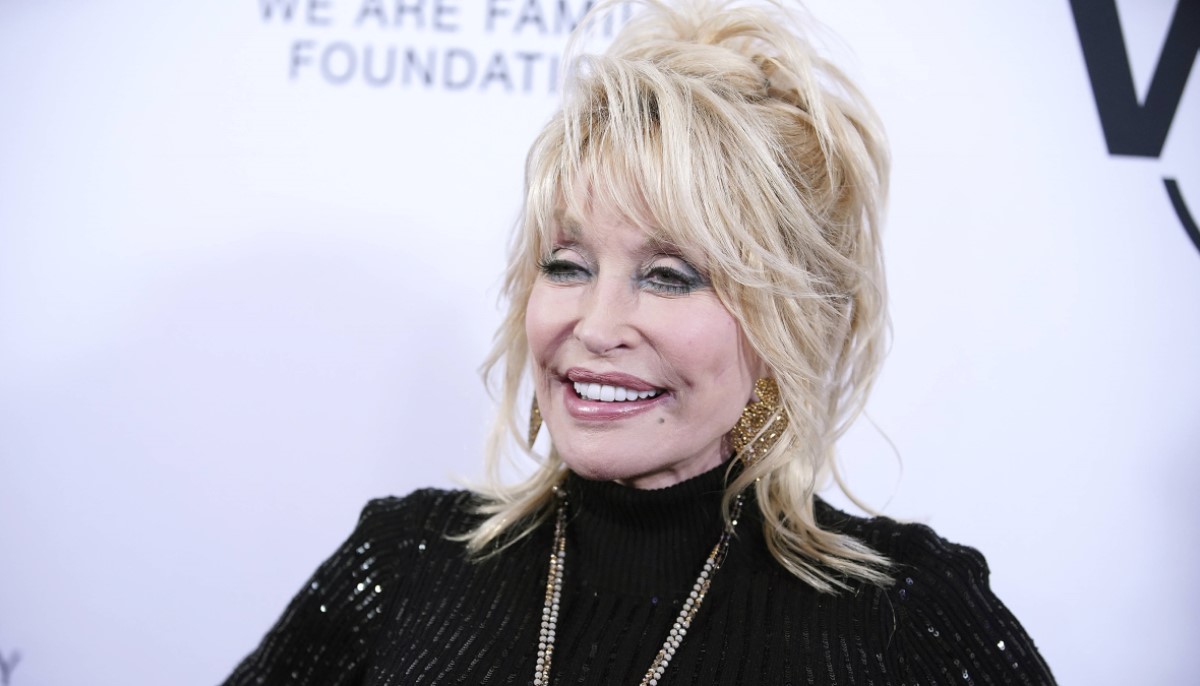 Dolly Parton wears gloves, nobody ever noticed! The Celeb Post