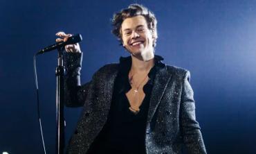 Harry Styles for third time helps his fan to propose during Singapore tour