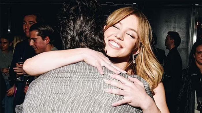 Sydney Sweeney spotted ringless, fuels Glen Powell affair rumors.