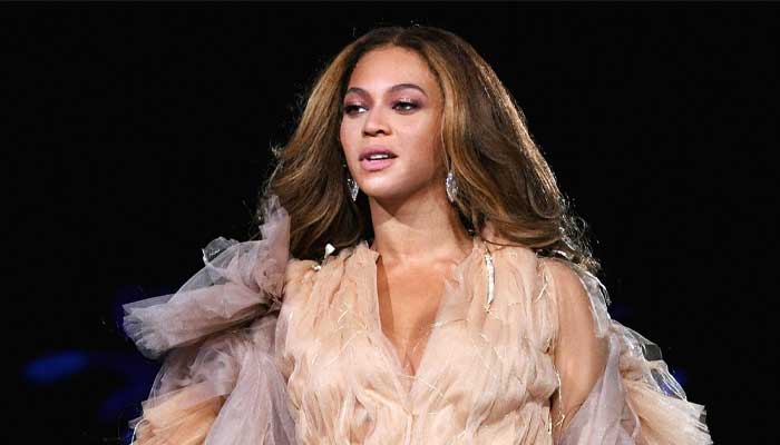 Fans go wild over Beyoncé’s color-changing dress on stage