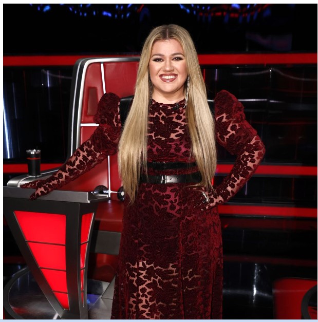 The Voice Finale: Kelly Clarkson goes all out in red, vampy look