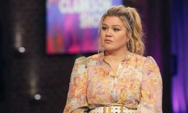 The Voice Finale: Kelly Clarkson goes all out in red, vampy look