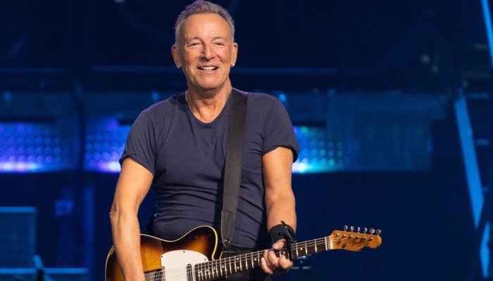 Bruce Springsteen BITES THE DUST during concert in Amsterdam