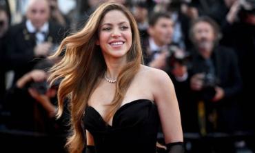 Shakira remembers being pull out from Mermaid Costume via crane