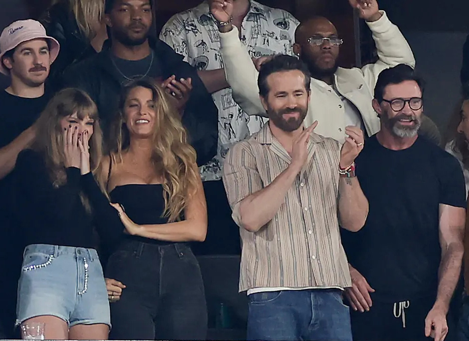 Taylor Swift with friends, Blake Lively , Ryan Reynolds and Hugh Jackman