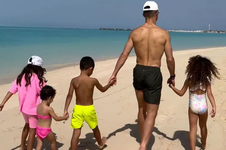 Cristiano Ronaldo, kids take stroll down beach together