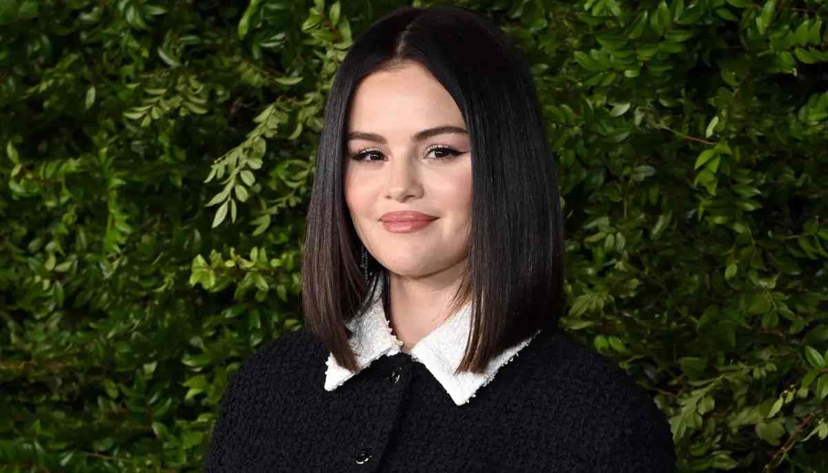 Selena Gomez had an emotional encounter with two of her fans who shared that their love story began because of her
