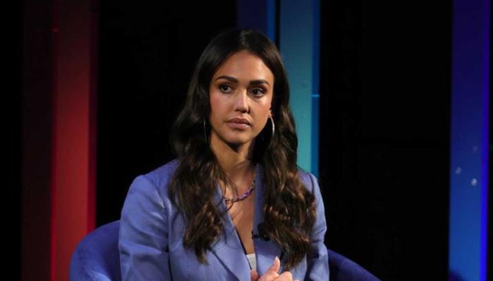 Jessica Alba appears serene amid divorce