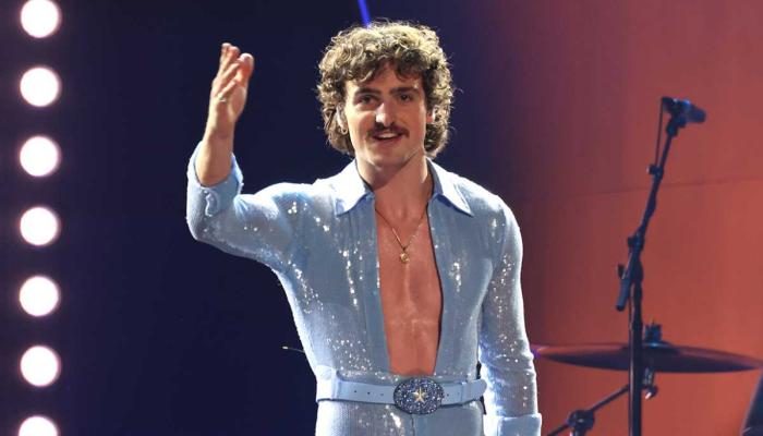Benson Boone ignores fans as he sings with ‘legendary’ cardboard cutout