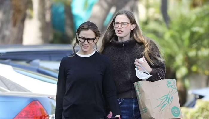 Violet Affleck towers over Jennifer Garner during causal grocery run