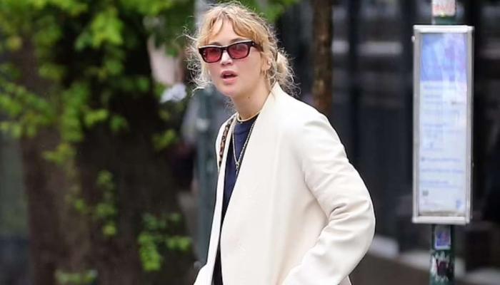 Jennifer Lawrence keeps it casual on NYC stroll