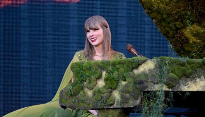 Taylor Swift melts hearts with unexpected move after Travis Kelce date