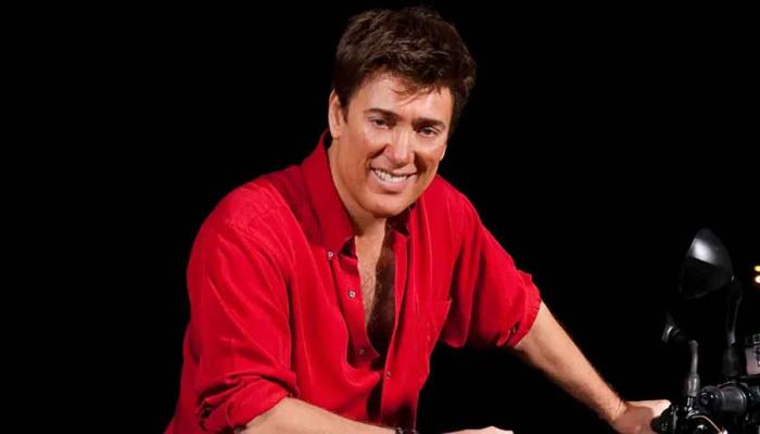 Country singer Ronnie McDowell rushed to hospital mid-performance