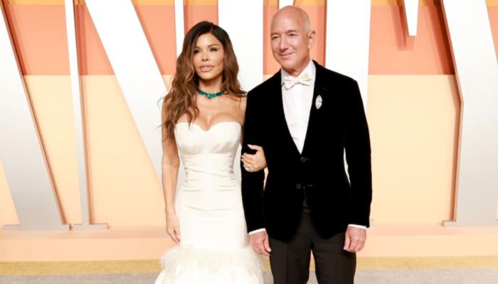 Jeff Bezos touch down Venice in Helicopter ahead of his marriage to Lauren Sánchez