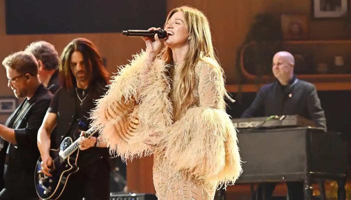 Kelly Clarkson makes emotional confession during performance