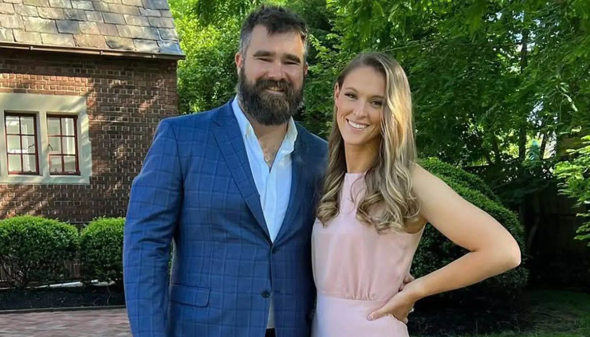 Jason Kelce abandons wife, Kylie behind in ocean after seeing Shark